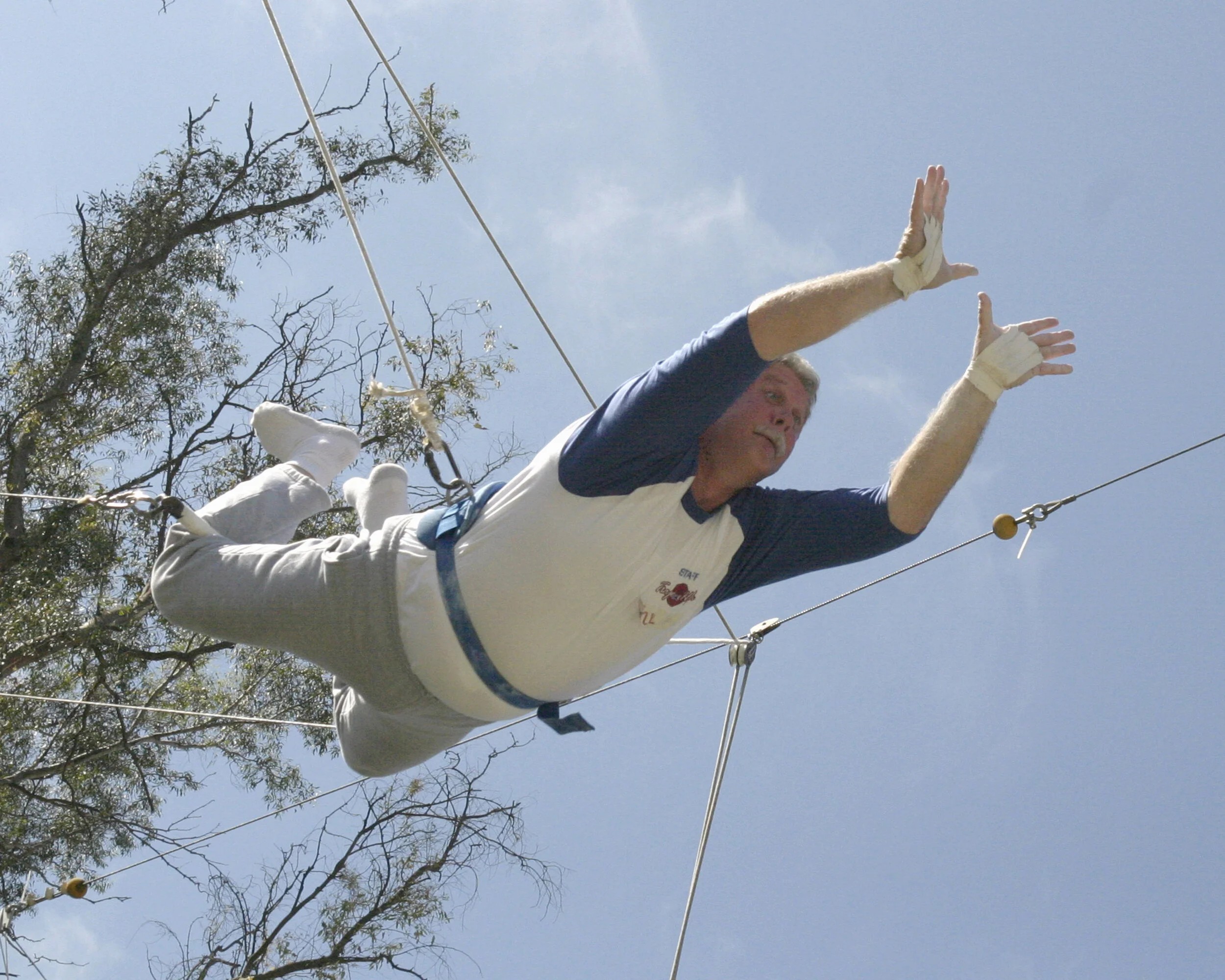 Knee hang before the catch